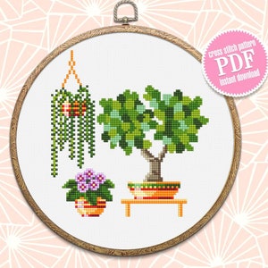 Puede incluir: Patrón de punto de cruz PDF para una planta colgante, una planta en maceta con flores moradas y un bonsái en una maceta sobre un soporte. El patrón es para descarga instantánea.