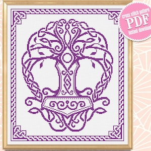 Può includere: Un motivo a punto croce viola di un albero con un martello stilizzato alla sua base. Il motivo è incorniciato in una cornice dorata con un bordo a nodo celtico. Il testo "cross stitch pattern PDF instant download" è in un cerchio rosa in alto a destra.