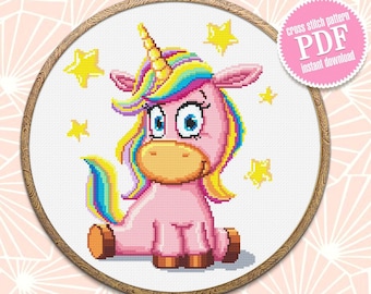 Puede incluir: Un patrón de punto de cruz en PDF de un lindo unicornio rosa con una melena y cola arcoíris, rodeado de estrellas amarillas. El patrón está disponible para descarga instantánea.