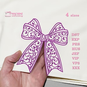 Puede incluir: Un diseño bordado de color morado de un lazo decorativo con intrincados remolinos. El diseño está disponible en cuatro tamaños y en múltiples formatos de archivo de bordado, incluidos DST, EXP, PES, HUS, JEF, VIP, VP3 y XXX.