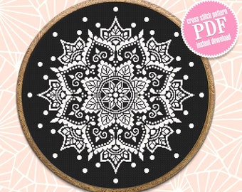 Puede incluir: Un patrón de punto de cruz negro con un diseño de mandala blanco, presentado en un bastidor de bordado de madera. El diseño incluye elementos florales y geométricos detallados. Una pegatina rosa dice "patrón de punto de cruz PDF descarga instantánea."
