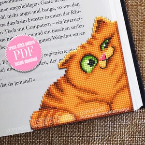 Puede incluir: Un patrón de punto de cruz de un lindo gato naranja con ojos verdes. El patrón está disponible para descarga instantánea como archivo PDF. El texto "cross stitch pattern PDF instant download" está en un círculo rosa.