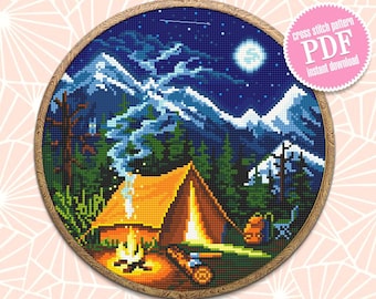 Peut inclure: Patron de point de croix PDF pour une scène de camping avec une tente, un feu de camp et des montagnes sous un ciel étoilé. Le motif est dans un cercle de broderie en bois rond.