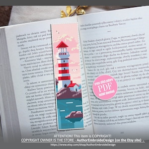 Könnte beinhalten: Ein Kreuzstichmuster eines roten und weißen Leuchtturms mit einem kleinen Haus daneben. Der Leuchtturm steht auf einem felsigen Ufer mit blauem Wasser und rosa Himmel. Das Muster ist als PDF-Download verfügbar.