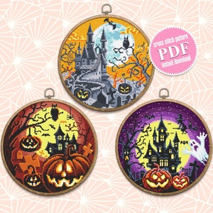 Puede incluir: Tres patrones de punto de cruz con temática de Halloween que representan una casa encantada, una luna llena y calabazas. Los patrones están en aros de bordado circulares. El texto "cross stitch pattern PDF instant download" está en un círculo rosa.