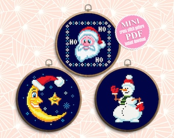 Può includere: Tre schemi di punto croce in miniatura che rappresentano Babbo Natale, un pupazzo di neve e una falce di luna con una stella. Gli schemi sono in formato PDF e sono disponibili per il download immediato.