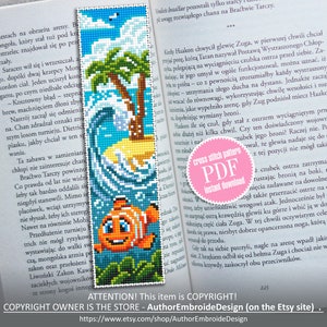 Puede incluir: Patrón de punto de cruz para un marcapáginas con un pez payaso de dibujos animados nadando en el océano con una palmera en una pequeña isla. El patrón está en formato PDF y está disponible para descarga instantánea. El texto "Cross stitch pattern PDF Instant download" está en un círculo rosa.