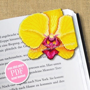 Puede incluir: Una flor de orquídea amarilla con un centro rosa, en una página de libro con texto. El texto dice "¡ATENCIÓN! ¡Este artículo está protegido por derechos de autor! LA TIENDA - AuthorEmbroideDesign".