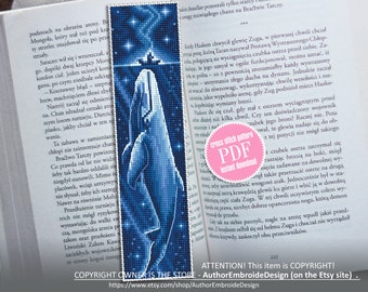 Op de afbeelding: Een blauw en wit kruissteekpatroon van een walvis die uit het water springt. De walvis is gesilhouetteerd tegen een sterrenhemel. Het patroon is beschikbaar als een PDF-directdownload. De tekst "cross stitch pattern PDF instant download" is in roze op een witte cirkel geschreven.