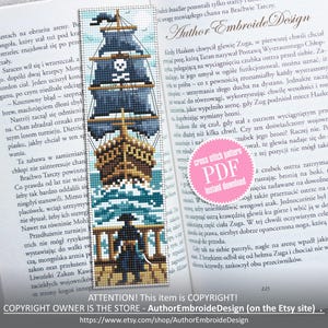 Può includere: Segnalibro a punto croce con un design dettagliato di una nave pirata con un teschio e ossa incrociate sulle vele. Il segnalibro è posto all'interno di un libro.