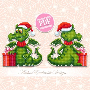 Puede incluir: Patrón de punto de cruz PDF descarga instantánea de un dragón verde con un gorro de Papá Noel rojo y sosteniendo una caja de regalo roja y blanca a rayas.