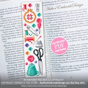 Op de afbeelding: Een kruissteekpatroon met verschillende naai-accessoires, waaronder naalden, garen, een schaar, knopen en een naaldenkussen. Het patroon is in wit en kleur. De tekst "Cross Stitch Pattern PDF Instant Download" staat op een roze cirkel.