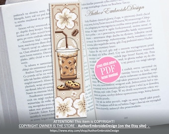 Può includere: Un segnalibro a punto croce con una tazza di caffè freddo con una cannuccia, circondato da fiori e biscotti. Il segnalibro è beige con accenti marroni. Il testo "Cross Stitch Pattern PDF Instant Download" è su un cerchio rosa.