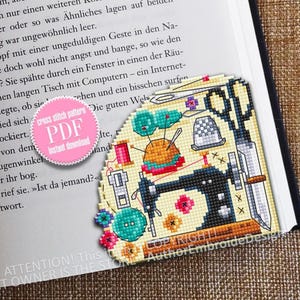 Op de afbeelding: Een kruissteekpatroon met een naaimachine, knopen, een schaar en andere naaiaccessoires. Het patroon is op een gele achtergrond met een roze en witte rand. De tekst "cross stitch pattern PDF instant download" staat op een roze cirkel.