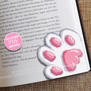 Puede incluir: Un patrón de punto de cruz con forma de huella de pata blanca y rosa. El patrón está disponible para descargar instantáneamente en formato PDF.