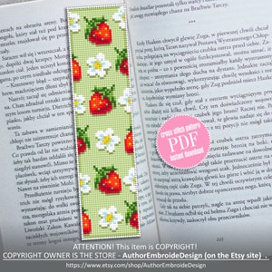 Puede incluir: Un marcapáginas de punto de cruz con un patrón repetido de fresas rojas y flores blancas sobre un fondo verde. El marcapáginas está impreso en papel blanco con el texto "Cross Stitch Pattern PDF Instant Download".