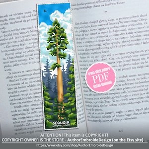 Puede incluir: Un patrón de punto de cruz PDF para un marcapáginas con un alto árbol de secuoya verde en un entorno de bosque. El texto "SEQUOIA NATIONAL PARK" está en la parte inferior de la imagen. El marcapáginas es rosa con texto blanco.