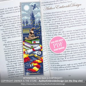 Peut inclure: Marque-page brodé avec un motif pixélisé représentant un château, un chapeau de répartition, des livres et des parchemins. Le marque-page est placé dans un livre ouvert. Le texte sur le marque-page indique "Author EmbroideDesign".