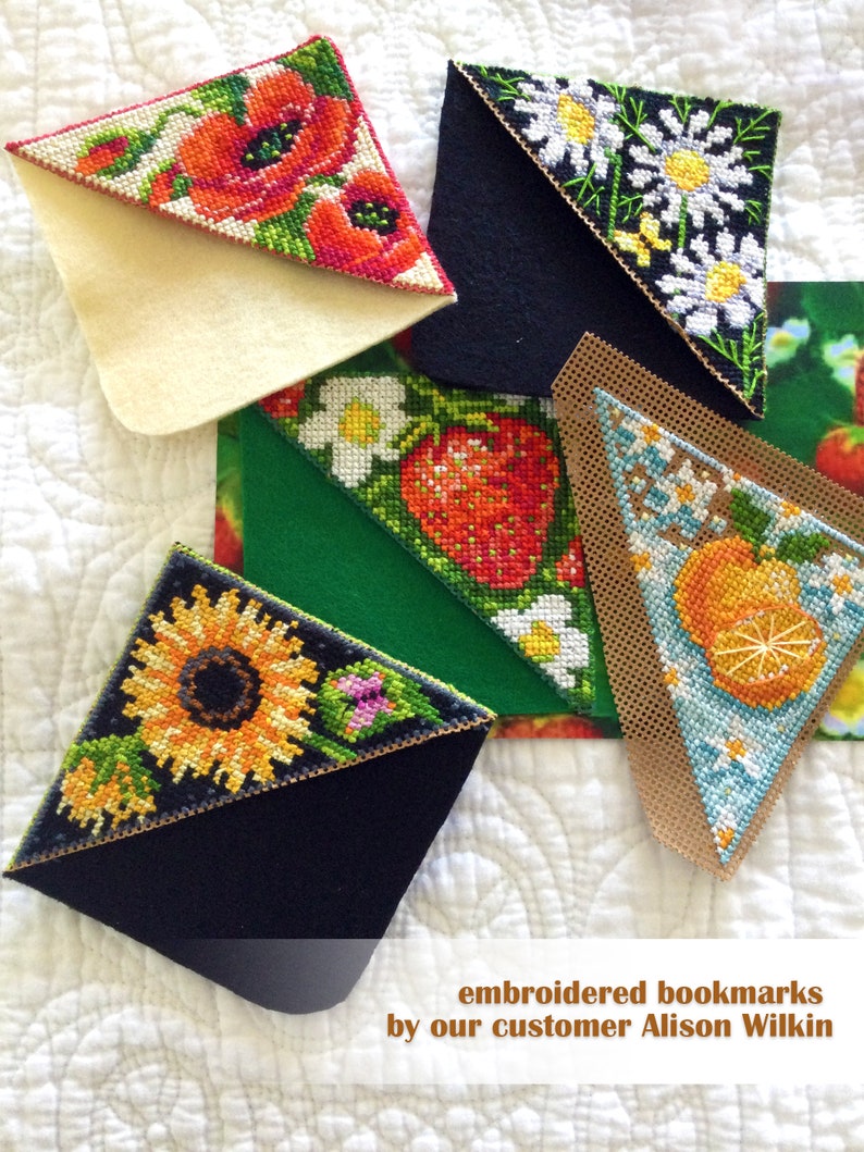 Puede incluir: Marcap&aacute;ginas bordados con dise&ntilde;os florales y frutales, incluyendo amapolas, margaritas, fresas, girasoles y naranjas. Cada marcap&aacute;ginas presenta un patr&oacute;n de punto de cruz &uacute;nico y un reverso de fieltro en contraste. El texto "embroidered bookmarks by our customer Alison Wilkin" es visible.