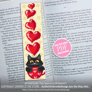 以下が含まれることがあります： 黒い猫が赤いハート型のマグカップを持っているクロスステッチパターン。5つの赤いハートが猫の上を浮いています。パターンはPDF形式で、すぐにダウンロードできます。「cross stitch pattern PDF instant download」というテキストは、白い円の中にピンクで書かれています。
