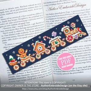 Puede incluir: Un marcap&aacute;ginas azul marino con un dise&ntilde;o de punto de cruz de un tren navide&ntilde;o. El tren presenta casas de jengibre, un hombre de jengibre y detalles de bastones de caramelo. El texto "cross stitch pattern PDF instant download" es visible.
