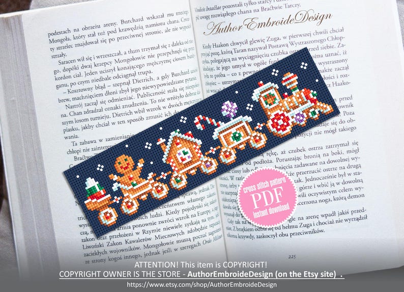 Puede incluir: Un marcap&aacute;ginas azul marino con un dise&ntilde;o de punto de cruz de un tren navide&ntilde;o. El tren presenta casas de jengibre, un hombre de jengibre y detalles de bastones de caramelo. El texto "cross stitch pattern PDF instant download" es visible.