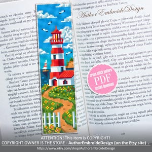 Può includere: Un segnalibro a punto croce colorato con un faro a strisce rosse e bianche, un cielo blu e erba verde. Il segnalibro è posto su un libro aperto. Il testo "Author Embroide Design" è visibile.