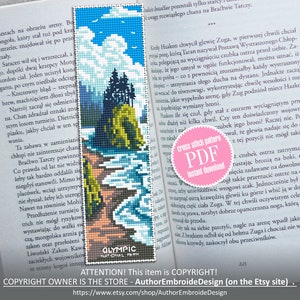 Könnte beinhalten: Ein PDF-Muster für Kreuzstich für ein Lesezeichen mit einer blauen und grünen Landschaft mit felsiger Küste und blauem Himmel mit weißen Wolken. Der Text "Olympic National Park" befindet sich am unteren Rand des Lesezeichens. Das PDF steht zum sofortigen Download bereit.
