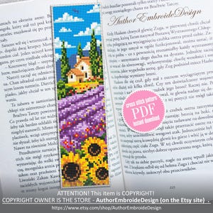 Może przedstawiać: Wyszywana zakładka do książki z wzorem krzyżykowym przedstawiającym pole lawendy, słoneczniki i mały domek pod błękitnym niebem z chmurami. Zakładka leży na otwartej książce.