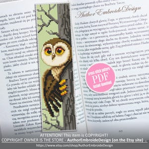Peut inclure: Marque-page fait main avec un motif de point de croix représentant un hibou perché sur un tronc d'arbre. Le hibou a de grands yeux jaunes et des plumes marron et beige. Le marque-page est dans un livre ouvert.