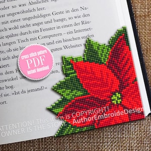 Può includere: Un modello di punto croce di un fiore di stella di Natale rosso con foglie verdi. Il modello è disponibile per il download immediato in PDF. Il testo "ATTENTION! This item is COPYRIGHT! OWNER IS THE STORE - AuthorEmbroideDesign" è visibile nell'immagine.