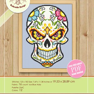 Puede incluir: Un patr&oacute;n de punto de cruz contado de una calavera de az&uacute;car colorida con flores, disponible para descarga instant&aacute;nea como PDF. El patr&oacute;n es de 123 puntos por 182 puntos y mide 7,69 pulgadas por 11,38 pulgadas o 19,53 cm por 28,89 cm. Utiliza tela Aida azul hielo de 16 hilos y 12 colores DMC.