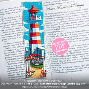 Könnte beinhalten: Kreuzstich-Lesezeichen mit einem rot-weiß gestreiften Leuchtturm, blauem Himmel und einem kleinen Haus. Das Lesezeichen liegt auf einem offenen Buch.
