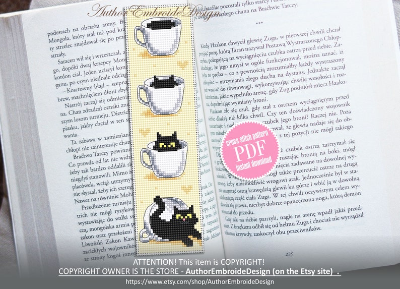 Puede incluir: Un marcap&aacute;ginas de punto de cruz con un gato negro asom&aacute;ndose a una taza de t&eacute; blanca. El marcap&aacute;ginas est&aacute; impreso sobre un fondo crema con un c&iacute;rculo rosa que dice "patr&oacute;n de punto de cruz PDF descarga instant&aacute;nea".