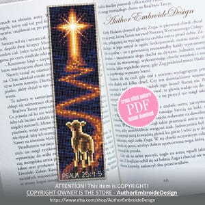 Puede incluir: Un marcapáginas rectangular con un diseño de punto de cruz que muestra una estrella brillante en la parte superior, un camino de luz sinuoso y un pequeño cordero en la parte inferior. El texto PSALM 25:4-5 aparece en la base sobre un libro.