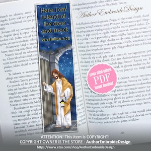 Pode incluir: Um marcador de página retangular em ponto cruz com uma figura pixelada de túnica branca e capa bege em frente a uma porta azul-escura sob um céu estrelado. O texto diz: Here I am! I stand at the door and knock. REVELATION 3:20.