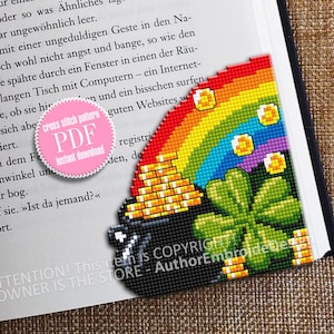 Może przedstawiać: Wzór na haft krzyżykowy przedstawiający garnek złota na końcu tęczy. Garnek złota jest wypełniony złotymi monetami i stoi na zielonej koniczynie czteroliściennej. Tęcza składa się z kolorów: czerwonego, pomarańczowego, żółtego, zielonego, niebieskiego, indygo i fioletowego. Wzór jest dostępny jako natychmiastowy pobranie w formacie PDF.  "Wzór na haft krzyżykowy PDF Natychmiastowe pobranie"