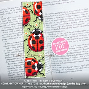 Może przedstawiać: Wzór do haftu krzyżykowego PDF na zakładkę z trzema czerwonymi biedronkami na zielonym tle z białymi kwiatami. Tekst "cross stitch pattern PDF instant download" znajduje się na różowym kole.