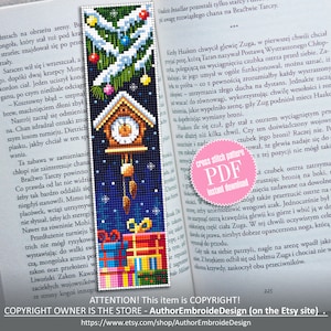 Puede incluir: Un patrón de punto de cruz para un marcapáginas de Navidad con un reloj de cuco, un pino y regalos. El patrón está en formato PDF y está disponible para descarga instantánea. El marcapáginas está sobre un fondo azul con copos de nieve blancos.