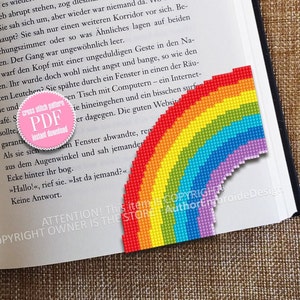 Może przedstawiać: Kolorowy wzór na haft krzyżykowy w kształcie tęczy w formacie PDF do pobrania. PDF znajduje się na różowym tle z białym tekstem. Tęcza znajduje się na stronie książki z tekstem.