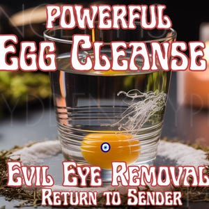 Peut inclure: Un verre d'eau avec un jaune d'œuf, orné d'un charme de mauvais œil, repose sur un lit d'herbes. L'image comprend le texte "POWERFUL EGG CLEANSE" et "EVIL EYE REMOVAL RETURN TO SENDER". Des bougies et de la verdure sont en arrière-plan.