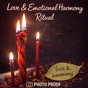 Könnte beinhalten: Ein Ritual mit drei brennenden roten Kerzen und einem Blatt mit den Worten "love & harmony". Der Text "Love & Emotional Harmony Ritual" steht oben. Das Bild hat eine dunkle, warme Farbpalette.