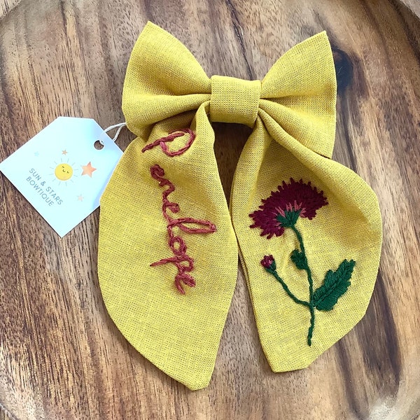 パーソナライズされた手刺繍のヘアリボン、菊の花、カスタム名、ロングテールリボン、秋のヘアアクセサリー、マスタードイエロー、リネン、ギフト、女の子