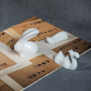 Rack di pennelli per calligrafia in ceramica animale, supporto per penna per calligrafia cinese, supporto per pennello / supporto in ceramica con ratto, coniglio, cammello Design。