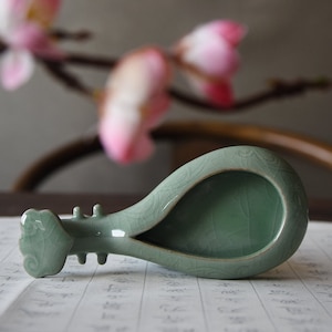 Chineese Pipa Tintenschale,Multifunktionaler Tintenwell Inkstone mit Pinselhalter für chinesische japanische Kalligraphie Praxis.