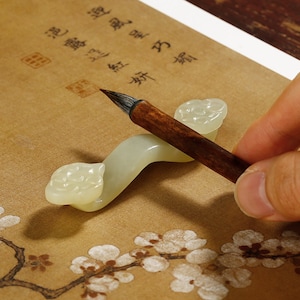 Calligrafia Writing Brush Rack, Portapenne per Calligrafia Cinese. Poggiaspazzole/Supporto per pennelli in giada naturale con design Ruyi.