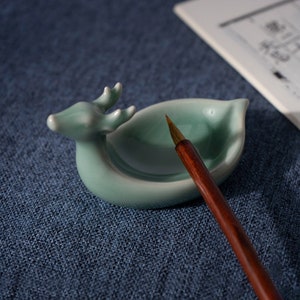 Calligrafia Writing Brush Rack, Chinese Calligraphy Pen Holder.Ceramic Brush Rest / Holder con design di pecora.