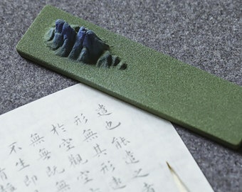中国の陶器製書道用文鎮。紙を平らに押して保持し、筆で絵を描いたり