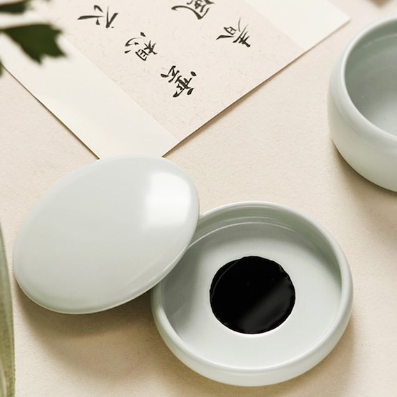 Calamaio In Porcellana Bianca E Blu Fatta A Mano - Piatto Per Inchiostro Con Portapennello Per Calligrafia Cinese E Giapponese - Diametro 11.4 Cm, Motivo Loto - 4