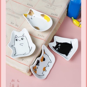 China Cartoon Katze Porzellan Multifunktionaler Tintenfass Inkstone mit Pinselhalter für chinesische japanische Kalligraphie Praxis.